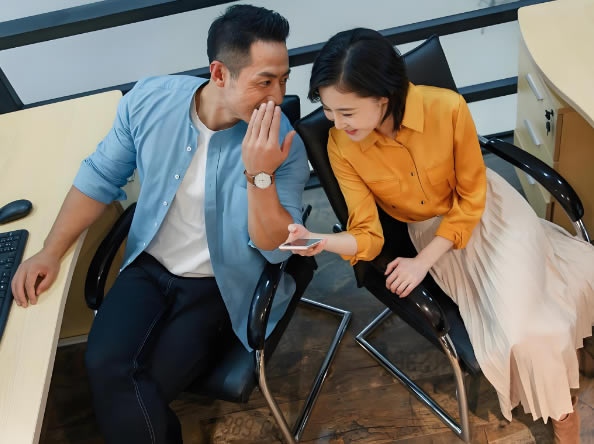 我是已婚女人，单身男同事却频频向我示好